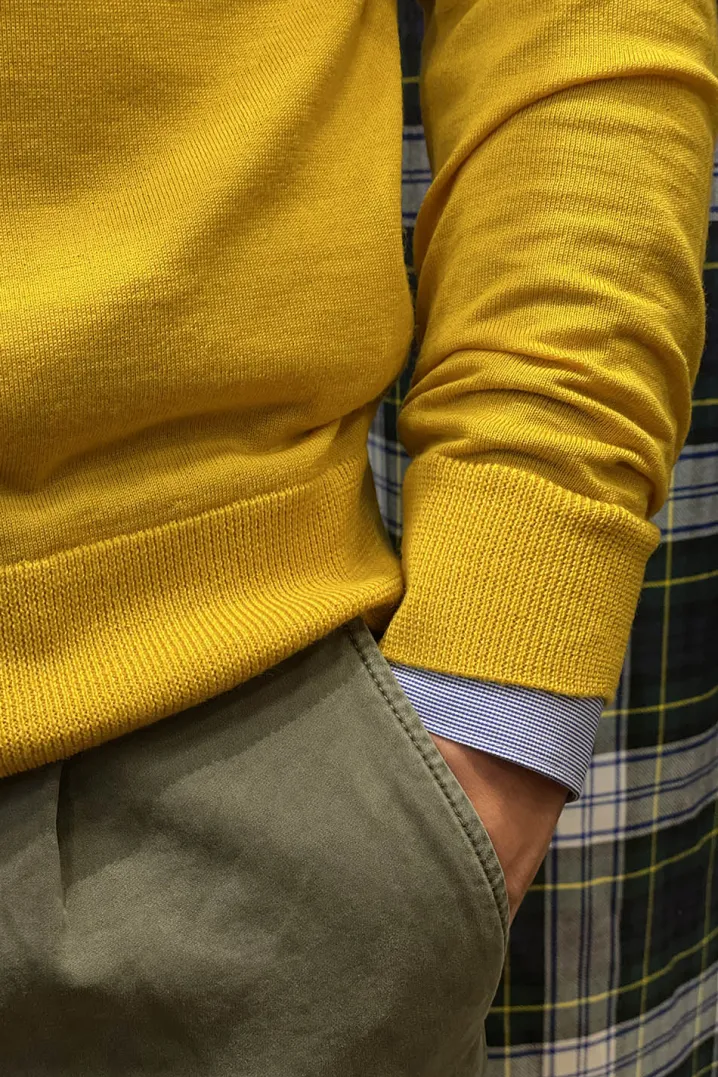 MAGLIONE A V MERINOS EXTRAFINE GIALLO
