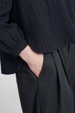 OUTSIDE PANTS BEATRIZ FUREST PANTALONI "OUTSIDE" CROPPED PINCES NAVY BLU